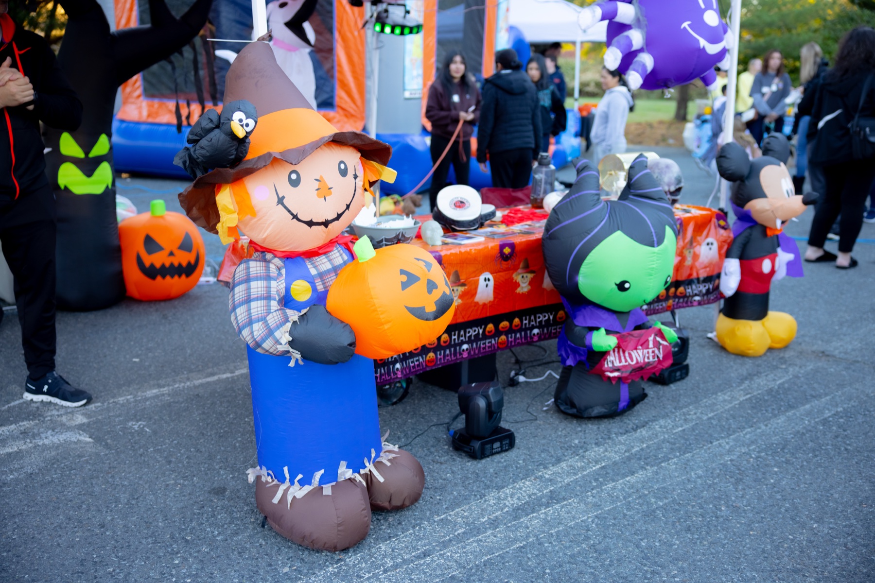 Halloween decorations and families at SiRa's 2025 event
